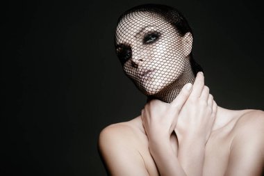 Yüzünde siyah örtü ile kadın moda
