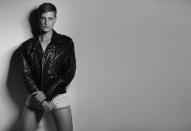 siyah deri ceketli adamı