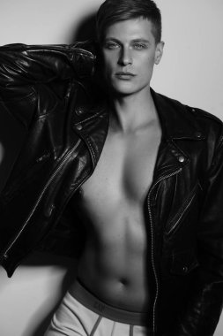 siyah deri ceketli adamı