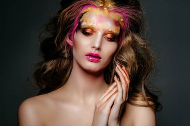 Parlak makyajlı kadın