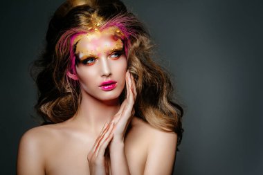 Parlak makyajlı kadın