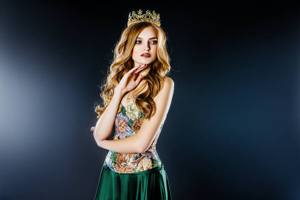 элегантная королева красоты с короной

