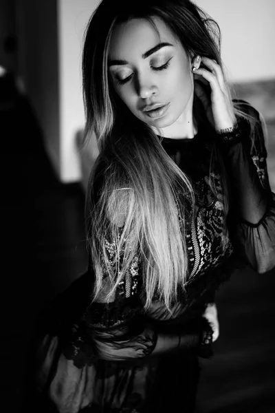 Femme de mode en robe noire — Photo