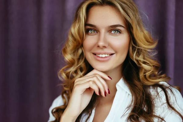 Beyaz giysili kadın moda