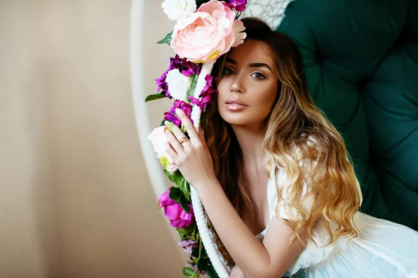 Mujer de moda con flores — Foto de Stock