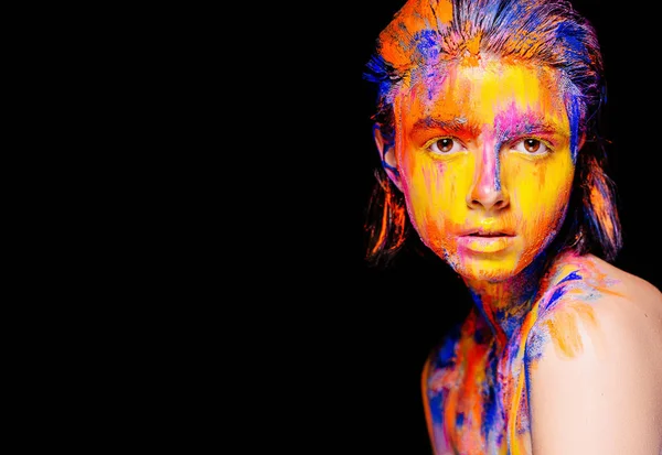 Frau mit Farbe im Gesicht — Stockfoto