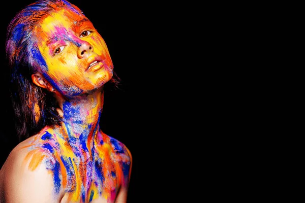 Женщина с красочной краской на лице — стоковое фото