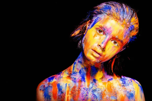 Женщина с красочной краской на лице — стоковое фото