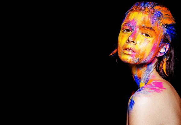 Mujer con pinceladas de colores — Foto de Stock