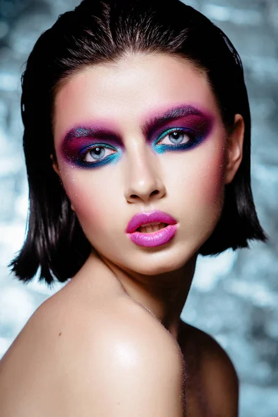 Mulher com arte make-up no rosto — Fotografia de Stock