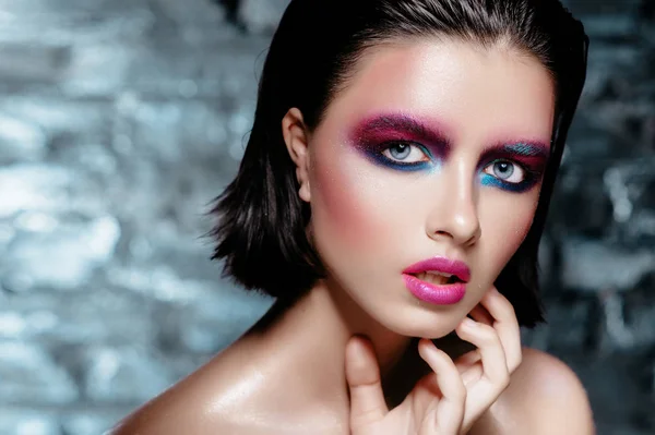 Frau mit buntem Kunst-Make-up — Stockfoto