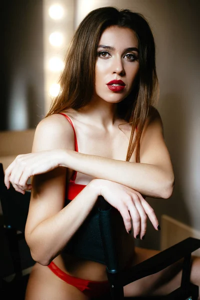 Modefrau in sexy roten Dessous — Stockfoto
