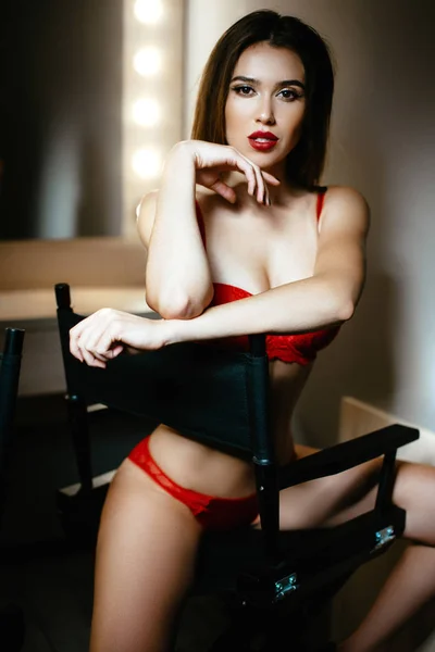 Mooie vrouw in sexy rode lingerie — Stockfoto