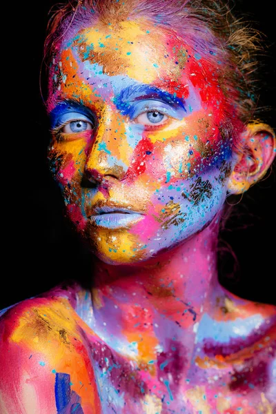Mulher da moda com tinta colorida — Fotografia de Stock