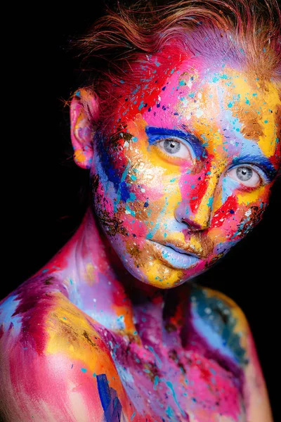 Mulher com pincelada de tinta colorida — Fotografia de Stock