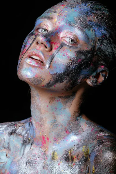 Kobieta z brushstroken kolorowe farby — Zdjęcie stockowe