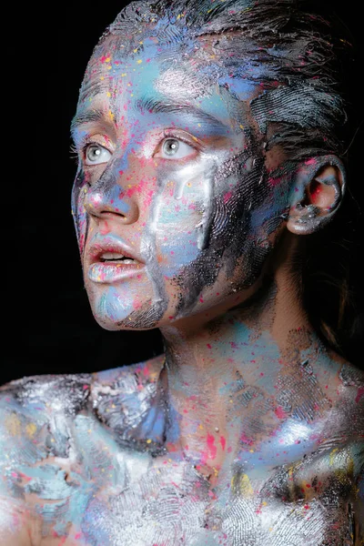 Mulher com pincelada de tinta colorida — Fotografia de Stock