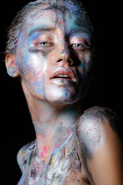 Mulher com pincelada de tinta colorida — Fotografia de Stock