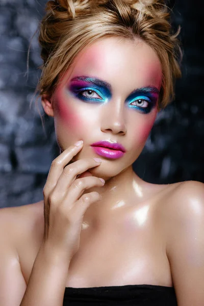 Woman with bright make-up — Stock Photo, Image