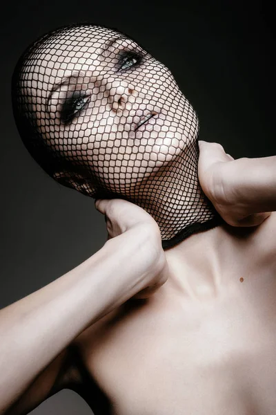 Модная женщина с черным покрывалом на лице — стоковое фото