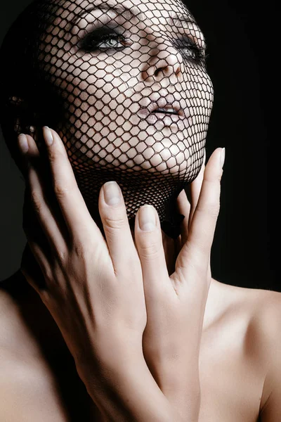 Mulher moda com véu preto — Fotografia de Stock