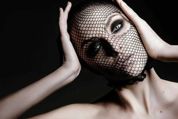 Mujer de moda con velo negro — Foto de Stock