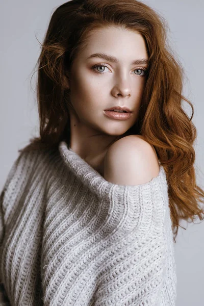 白いセーターの女性 — ストック写真