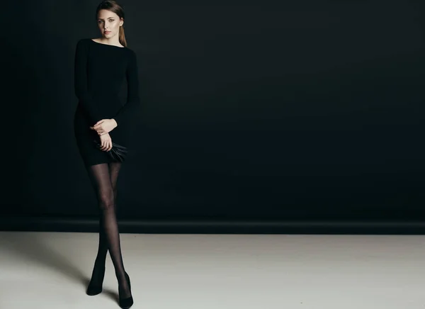Модная женщина в черном платье — стоковое фото
