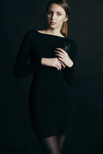 Модна жінка в чорній сукні — стокове фото