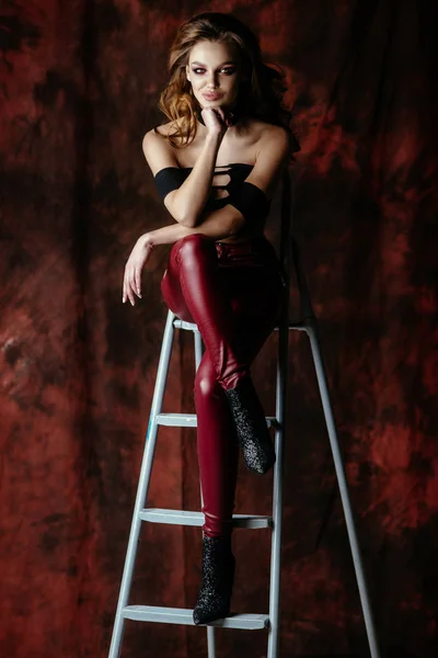 Szexi nő, vörös nadrágot — Stock Fotó