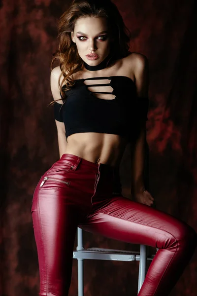 Сексуальная женщина в красных штанах — стоковое фото