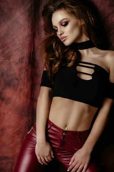 Brunette femme en pantalon rouge — Photo