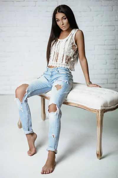 Menina bonita nova em jeans — Fotografia de Stock