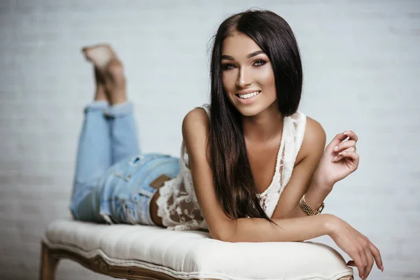 Junges schönes Mädchen in Jeans — Stockfoto