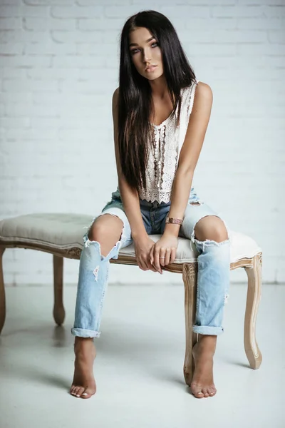Молодая красивая девушка в джинсах — стоковое фото