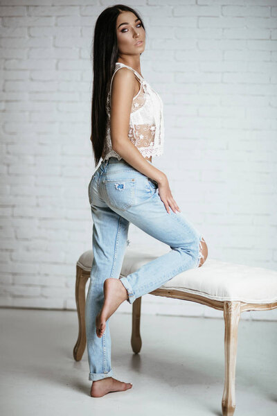 Молодая красивая девушка в джинсах
