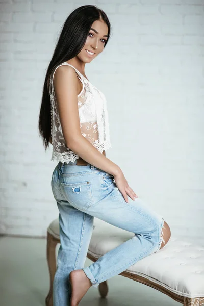 Menina bonita nova em jeans — Fotografia de Stock