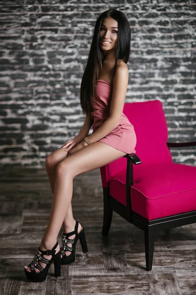 Genç, güzel esmer kız.