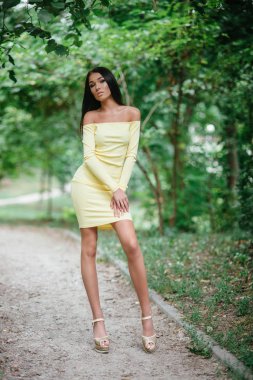 Güzel esmer kadın. 