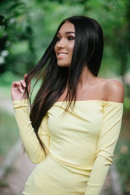 esmer kadın kılığında