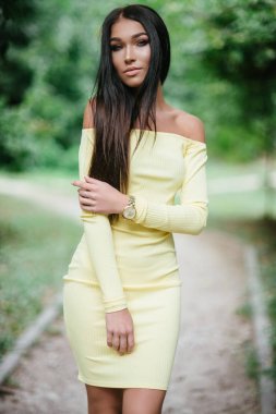 esmer kadın kılığında