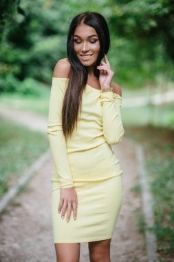 esmer kadın kılığında