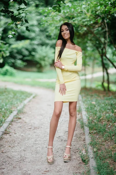 Güzel esmer kadın. 