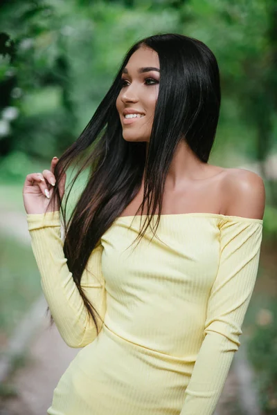 esmer kadın kılığında