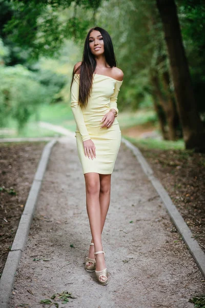 Mulher em vestido amarelo no parque — Fotografia de Stock