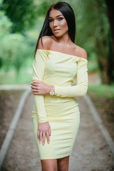 Frau im gelben Kleid im Sommer — Stockfoto