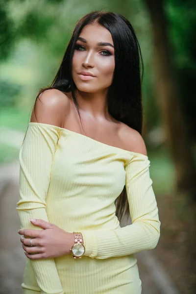 Mujer en vestido amarillo en verano — Foto de Stock