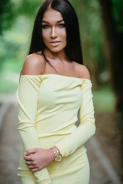 Mujer en vestido amarillo en verano — Foto de Stock