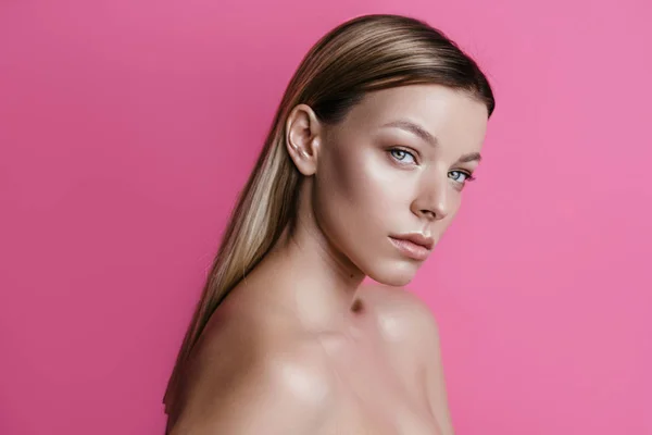 Mujer joven con maquillaje natural —  Fotos de Stock