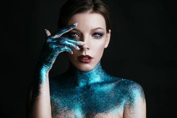 vücut üzerinde mavi glitter kadınla
